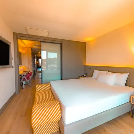 Hotel The X
